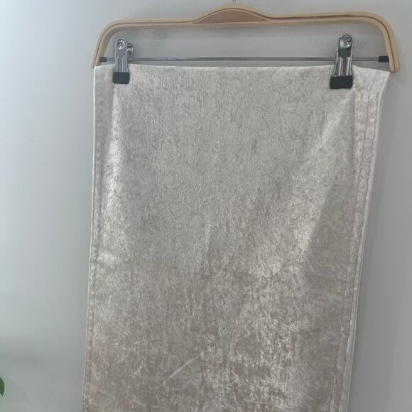 White Crushed Velvet Tablecloth Runner - Picture 2 of 3